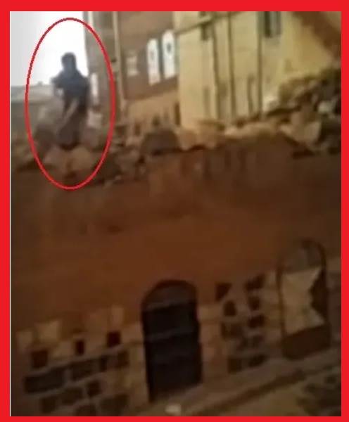 شاهد : جريمة صادمة في صنعاء.. مقتل شقيق وإصابة آخر برصاص مسلحين إثر خلاف أطفال