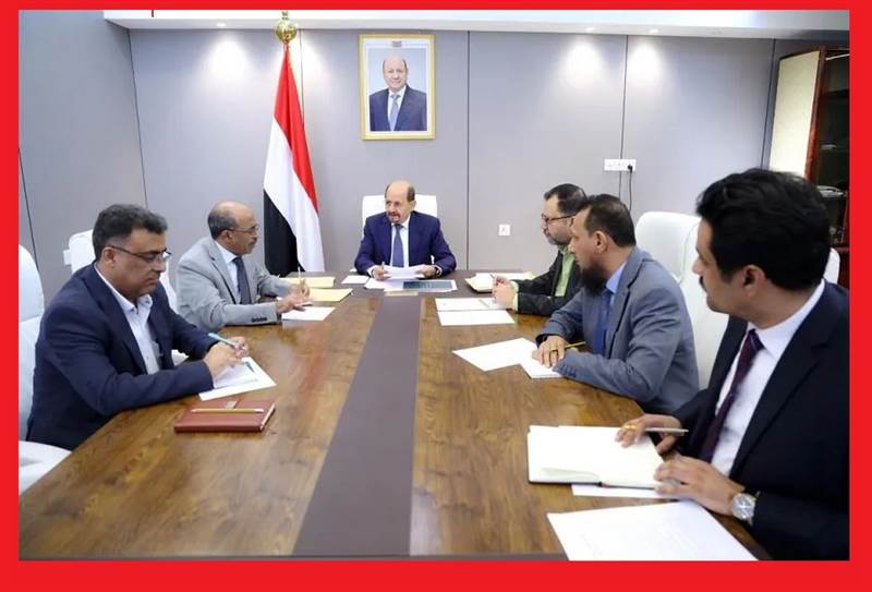 عدن تحت ضغط الخدمات.. الحكومة تبحث “حلولًا غير تقليدية” لأزمتي الكهرباء والوقود