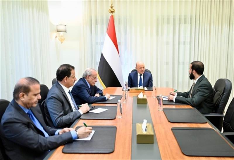 العليمي يؤكد على الجاهزية العسكرية في أبين ووقف الجبايات.. ويشدد على تعزيز الشراكة مع السعودية