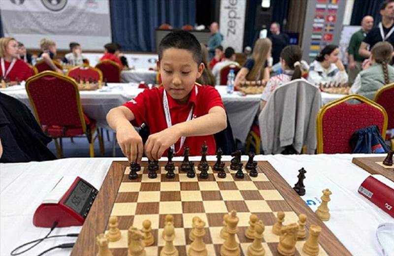 عبقري روسي بعمر 11 عامًا يتوج ببطولة العالم للشطرنج الخاطف للشباب
