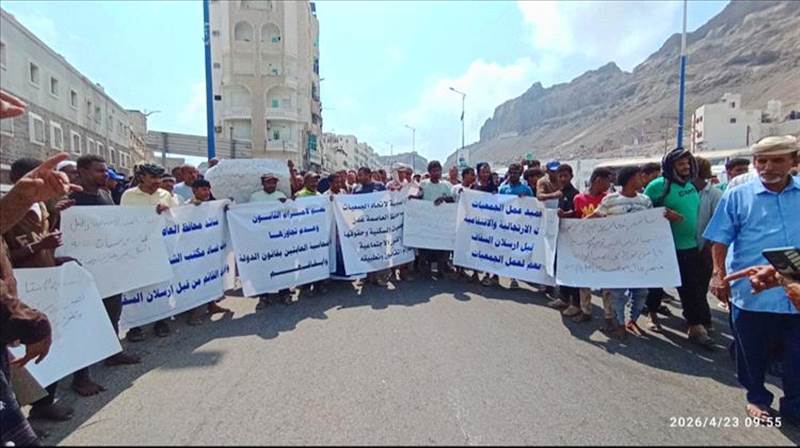 احتجاجات شعبية أمام مبنى محافظة عدن تطالب بإقالة مدير مكتب الشؤون الاجتماعية والعمل