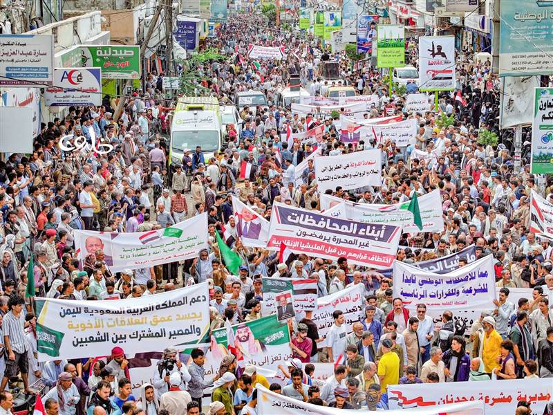 مسيرة حاشدة في تعز تؤيد القيادة السياسية وتطالب بفك الحصار واستكمال التحرير