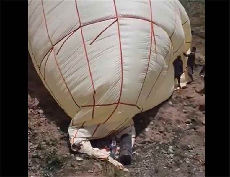 شاهد : سقوط منطاد مجهول في حجة يثير تساؤلات حول مصدره (فيديو)
